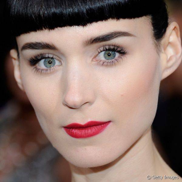 O perfeito contorno dos lábios foi um dos pontos que mais chamou a atenção nos lábios em vermelho vibrante usados no Oscar 2012